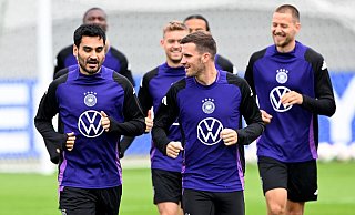 Ilkay Gündogan (l) trainiert mit seinen Teamkollegen für das große Viertelfinalspiel gegen Spanien. - Federico Gambarini/dpa