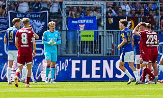 Arminia-Keeper Jonas Kersken muss Mitte des zweiten Durchgangs wegen einer Gelb-Roten Karte das Spielfeld verlassen. - IMAGO/Eibner Arminia-Keeper Jonas Kersken muss Mitte des zweiten Durchgangs wegen einer Gelb-Roten Karte das Spielfeld verlassen. - IMAGO/Eibner
