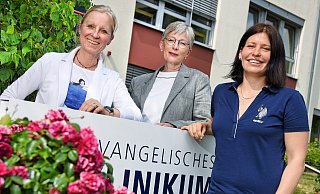 Es ist mehr als genug zu tun: Chefärztin Andrea Möllering und Personalleiterin Margit Hullmeine freuen sich sehr, dass Inna Kotzytska (37, v.l.) seit 1. Juli als Psychologin am Evangelischen Klinikum Bethel arbeitet. - Barbara Franke