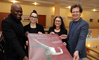 Präsentieren das Plakat 2020: Die künstlerischen Leiter des Tanzfestivals, Tchekpo Dan und Ulla Agbetou, Kulturamtsleiterin Brigitte Brand und Projektleiter Ulrich Laustroer (v.l.). - Wolfgang Rudolf