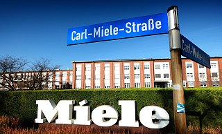 Vertreter der Geschäftsleitung Miele, der IG Metall und des Betriebsrates trafen sich in Miele zu einer ungewöhnlichen Diskussion - Frücht Andreas/nw