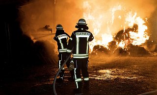 26 Stunden lang waren Feuerwehrleute im Einsatz. Die Polizei ist sich sicher: wegen Brandstiftung. Foto: Christian Mathiesen - Christian Mathiesen