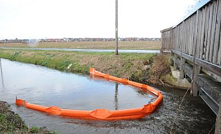 Die Feuerwehr setzte Ölsperren, um eine Verunreinigung des Aabachs einzudämmen. Die starke Fließgeschwindigkeit machte das nicht einfach, größerer Schaden am Gewässer konnte dennoch abgewendet werden. - Marc Uthmann