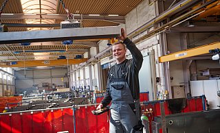 Remmert-Mitarbeiter Leon Botterbusch in der Fertigung des Unternehmens. - Remmert