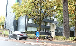 Bisher hilft eine Verkehrsinsel beim Überqueren der Oeynhausener Straße. Das führt nicht nur zu langen Wartezeiten, sondern kann auch gefährlich werden. - Alex Wall