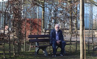 Wolfgang Böhm hört auf mit der Ratsarbeit. Ein Meilenstein war die Aqua Magica. Auf dem Foto sitzt er auf einer Bank im Landschaftspark. - Dirk Windmöller