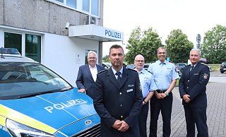 Landrat Jürgen Müller (v .li.), Wachleiter Jörg Niederbudde, Abteilungsleiter Polizei Uwe Köhler, Christian Lübke, Leiter der Direktion Gefahrenabwehr und Steven Haydon, Leiter des Wachbereichs Nord bei der Vorstellung des neuen Wachleiters. - Dirk Windmöller