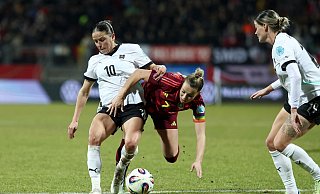 Gegen Österreich gelingt DFB-Kapitänin Giulia Gwinn (M.) und ihren Kolleginnen vor der Pause wenig. - Daniel Löb/dpa