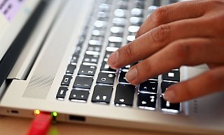 Entscheider in der deutschen Wirtschaft halten erstmals mehrheitlich Künstliche Intelligenz (KI) für entscheidend, um wettbewerbsfähig zu bleiben. (Symbolbild) - Uli Deck/dpa