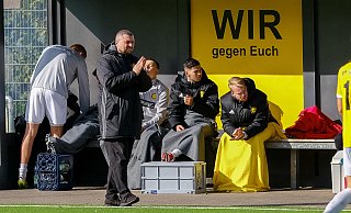 Rechnet mit einer Annullierung: Dominik Popiolek (vorn), Trainer des Bezirksligisten VfR Wellensiek. - Foto: Andreas Zobe/NW