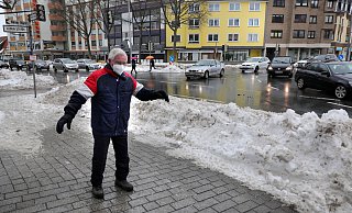 Der Regen hat Montagmittag einen Teil der Bürgersteige wie hier an der Berliner Straße in eine Rutschbahn verwandelt. - Sumfleth