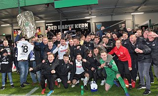 Großer Jubel beim SC Verl nach dem gewonnen Spiel gegen Holstein Kiel im Stadion an der Poststraße. - Jens Dünhölter