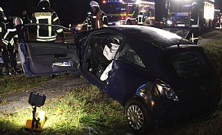 Der Opel-Fahrer (58) wurde mit lebensgefährlichen Verletzungen in ein Krankenhaus gebracht. - Polizei Kreis Minden-Lübbecke