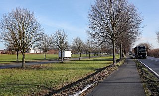 Das Gelände zwischen dem Briefverteilzentrum und dem von Karlchens Backstube übernommenen Logistikzentrum von Ahlers. - Frank-Michael Kiel-Steinkamp