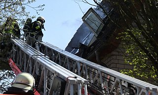 Die Einsatzkräfte waren mit 50 Mann an die Engerstraße ausgerückt, um den Brand in Werther unter Kontrolle zu bekommen. - Andreas Eickhoff