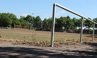 Der Tennenplatz am Schulzentrum Nord wird einen Kunstrasen erhalten. - Jörg Stuke