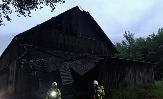 Eine Scheune in Rödinghausen hat am Dienstagmorgen gebrannt. Die Feuerwehr war mehrere Stunden im Einsatz. - Feuerwehr Rödinghausen.
