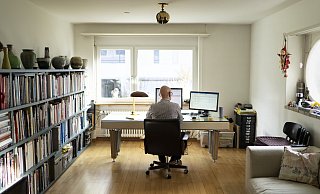 Allein auf weiter Flur: Wer ganz allein wohnt, ist im Homeoffice von Vereinsamung bedroht. - picture alliance/KEYSTONE