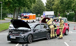 Bei dem Auffahrunfall werden zwei Personen verletzt. - Ralph Meyer