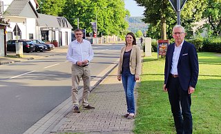 Mitten durch den Ort: Uwe Schünemann (v. l.), Edith Götz und Martin Bäumer befürchten eine enorme Belastung der Lauenförder Bürger durch Atommülltransporte von und nach Würgassen. - CDU Lauenförde