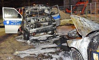 Gegen 2.45 Uhr gingen am 17. April 2020 im Ravensberger Park drei Fahrzeuge des Ordnungsamtes in Flammen auf. Drei junge Linksextreme stehen im Fokus der Ermittlungen. Doch die Beweislage ist nicht gut. - Barbara Franke