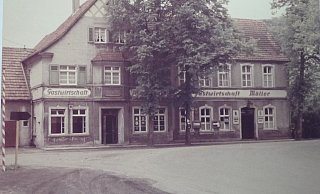 So sah die Hövelhofer Gaststätte "Zur alten Post" der Familie Möller in den 50er Jahren aus. - Repro: Carsten Tegethoff