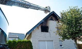 Die Spuren des Brandes im ersten Stock des Hauses sind deutlich sichtbar - MATHIESEN-TV
