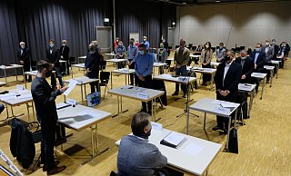 Zur ersten Amtshandlung von Bürgermeister Michael Kasche gehörte die Vereidigung der 32 Mitglieder des Gemeinderates. - Heike von Schulz