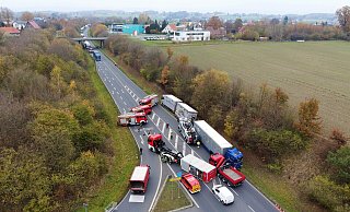 Die B239 war an der Unfallstelle für mehr als drei Stunden gesperrt. Die Tiere wurden von einem Lkw in einen anderen umgeladen. - Gerald Dunkel