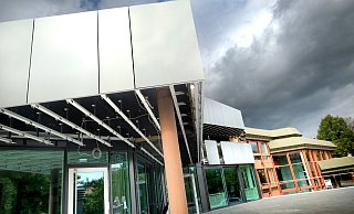 Nahezu im Zeitplan liegen die Arbeiten bei der Sanierung der Stadthallenfassade. - Andreas Frücht