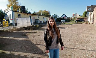 Anita Kuhlmann wartet inzwischen verzeifelt auf eine Baugenehmigung für eine Verkaufshalle auf ihrem Grundstück an der Bünder Straße. - Frank-Michael Kiel-Steinkamp