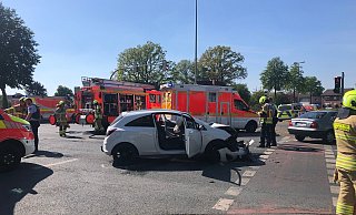 Die Autos prallten seitlich auf der Kreuzung Schwabenweg/Dr.-Rörig-Damm gegeneinander. - Feuerwehr Paderborn
