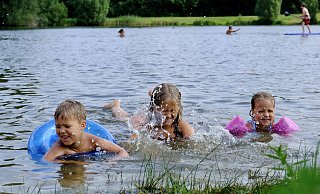Im Sommer wurde der Kleihügelsee von vielen als Badesee genutzt, besonders die Kinder konnten im seichten Wasser spielen. - Heike von Schulz
