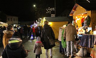 Ein Bild aus dem vergangenen Jahr: Der Weihnachtsmarkt im Ortszentrum von Kirchlengern fällt 2020 wegen Corona aus. - Archivfoto: Myriam Domke-Feiner
