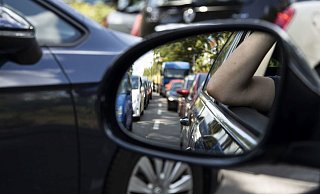 Frust im Stau: Immer mehr Beschäftigte haben weite Wege zur Arbeit. - IG BAU