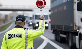 Experten haben auf der Autobahn 2 bei Bielefeld Abfalltransporte kontrolliert. Jeder dritte durfte nicht weiterfahren. - Symbolfoto: picture alliance