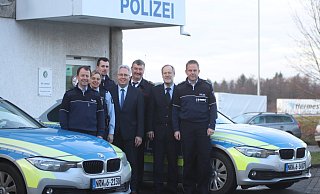 Andreas Holdmann (v. l.), Tim Woop, Nicole Krietenstein, Landrat Jürgen Müller, Kreisbrandmeister Bernd Kröger, Polizeichef Dirk Zühlke und der Löhner Wachleiter Stefan Göding. - Ulf Hanke