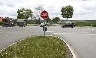 Die Linksabbieger, die von Dörenhagen auf die B68 Richtung Paderborn wollen, müssen oft viel Geduld mitbringen. Oder rechts abbiegen und nach ein paar hundert Metern wenden. - Uwe Müller