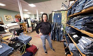 Besonders Jeans bietet das Geschäft Treehopper an. Neben Maas Natur ist der Laden in der Königstraße wohl der einzige in Gütersloh, der ausschließlich nachhaltige Kleidungsstücke verkauft. Mitarbeiterin Andrea Waterstrat weiß, aus welchen Materialien die Stücke genau gefertigt sind. - Andreas Frücht