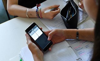 Lernhilfe oder Ablenkung? Mobiltelefone in Schulen sind umstritten.  - picture alliance / Jens Kalaene