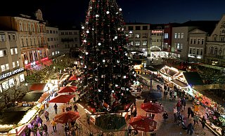Der Alte Markt mit dem großen Weihnachtsbaum ist auch in diesem Jahr der Magnet des Herforder Weihnachtslichtes. Anlieger des Platzes haben den schönsten Ausblick darauf. - Frank-Michael Kiel-Steinkamp