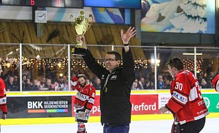  Uwe Johann präsentiert den Zuschauern den Meisterpokal, den der HEV in der Regionalliga 2018 und 2019 errang. - Yvonne Gottschlich