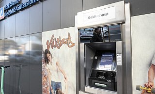 Der Geldautomat am Kesselbrink ist außer Betrieb gesetzt worden. Die Volksbank bittet um Verständnis. - Jörg Dieckmann - www.dieckmann-fotodesign.de