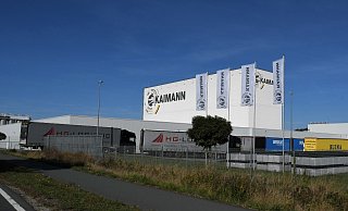 Das Kaimann-Hochregallager ist von der Paderborner Straße aus gut zu sehen. Es ist das höchste Gebäude in Hövelhof. - Jens Reddeker