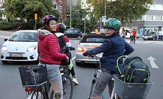 Viel Verkehr von allen Seiten: Eine besonders kniffelige Stelle ist die Kreuzung an der Gadderbaumer Straße, an der Ivo kurz links hoch Richtung Krankenhaus, dann gleich rechts in den Königsweg fährt. Auch mit Begleitung seiner Mutter Iwona Rüthemann ist es nicht einfach für den Fünftklässler, da den richtigen Zeitpunkt fürs Abbiegen zu finden. - Ivonne Michel