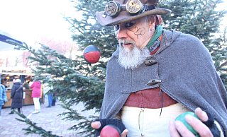 Marbun der Gaukler darf beim mittelalterlichen Weihnachtsmarkt in Warburg nicht fehlen. - Burkhard Battran