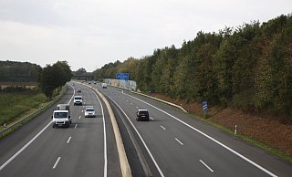 Die Fahrbahn wird nachts saniert. - Björn Kenter