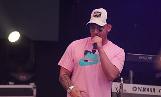 Ohne Musik zum Auftritt: Im zum Bersten gefüllten Annenzelt feiern die Fans mit Pietro Lombardi den Top-Star des Nachmittags. - Bukrhard Battran