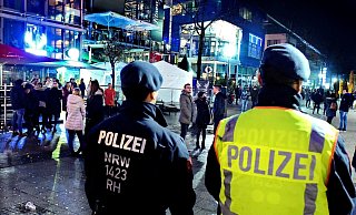 Party und Menschentrauben - wie hier in der Vergangenheit am Boulevard - soll es dieses Jahr zu Silvester nicht geben. Polizei und Ordnungsamt haben aufgerüstet. - Barbara Franke