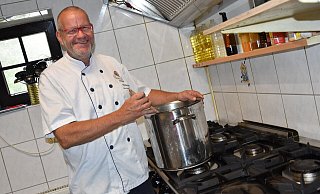 Klaus Lukarsch ist während seiner beruflichen Laufbahn schon viel herumgekommen. Er hat auch schon in Peking und Shanghai in den Töpfen gerührt. Heute kocht er für die Gäste im Kaffee Hexenbrink. - Birgit Nolte